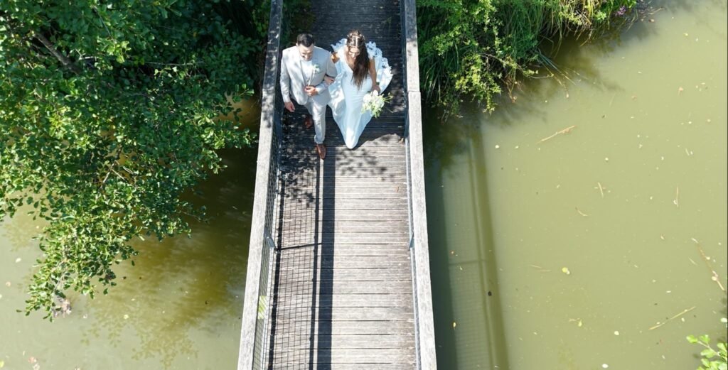 image drone sur plan d'eau mariage Gwen Nani